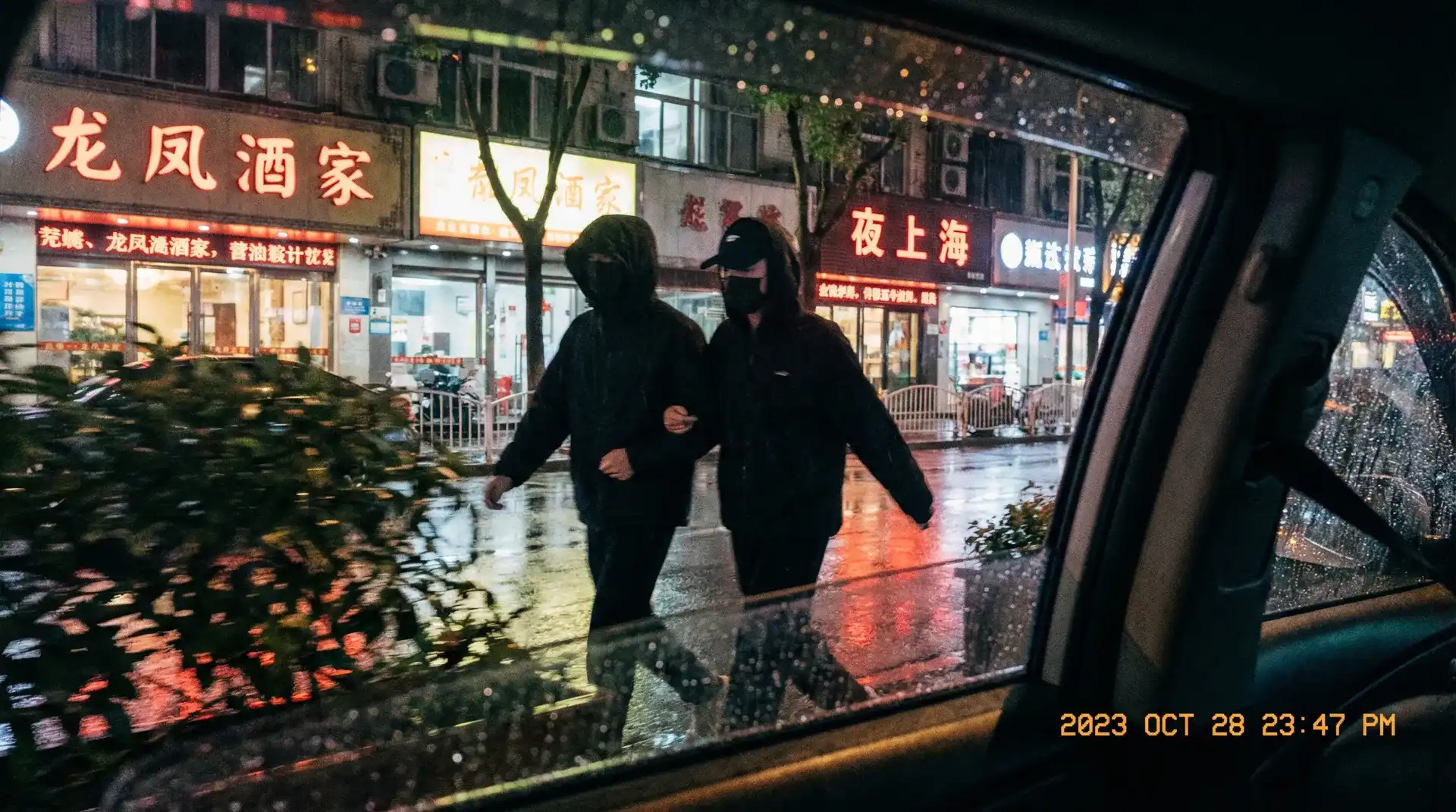 玩偶姐姐 - 顶流明星深夜密会现场抓拍照片